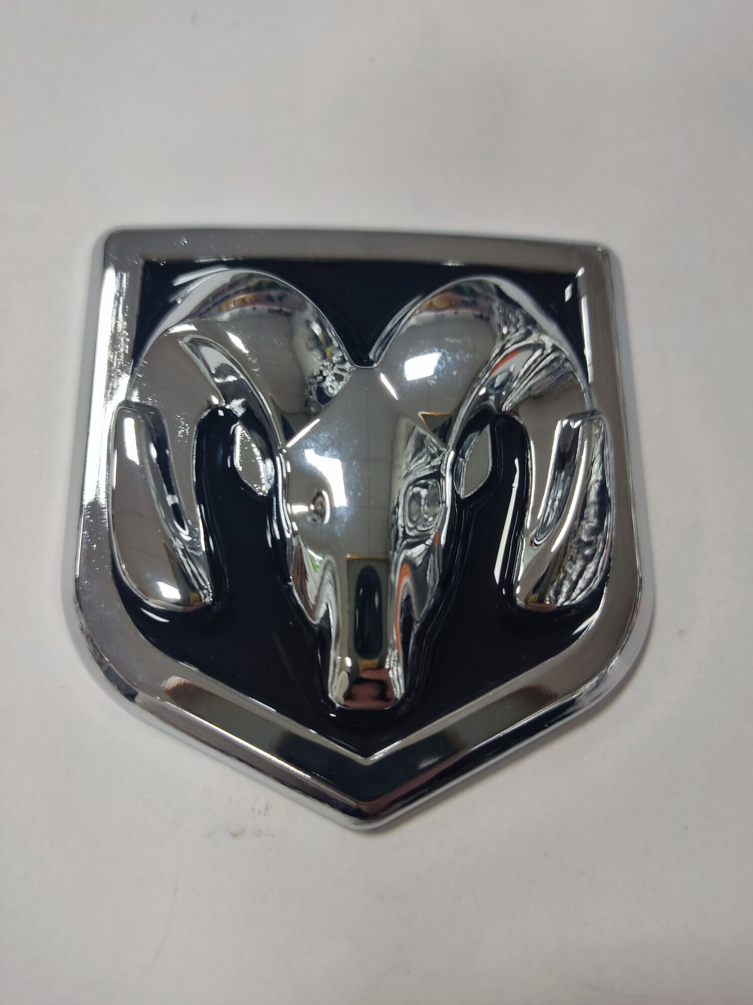 Эмблема Dodge 6.2 см, декоративная, хромированная, самоклеящаяся