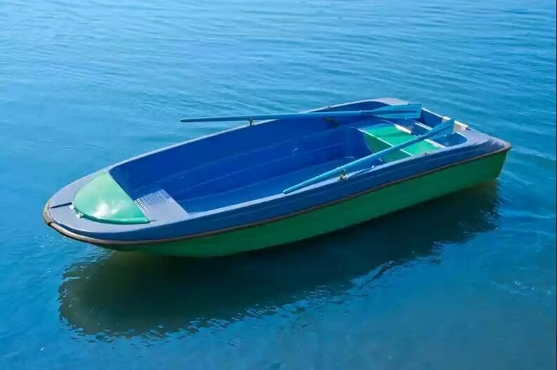 Стеклопластиковая моторная лодка "пингвин"