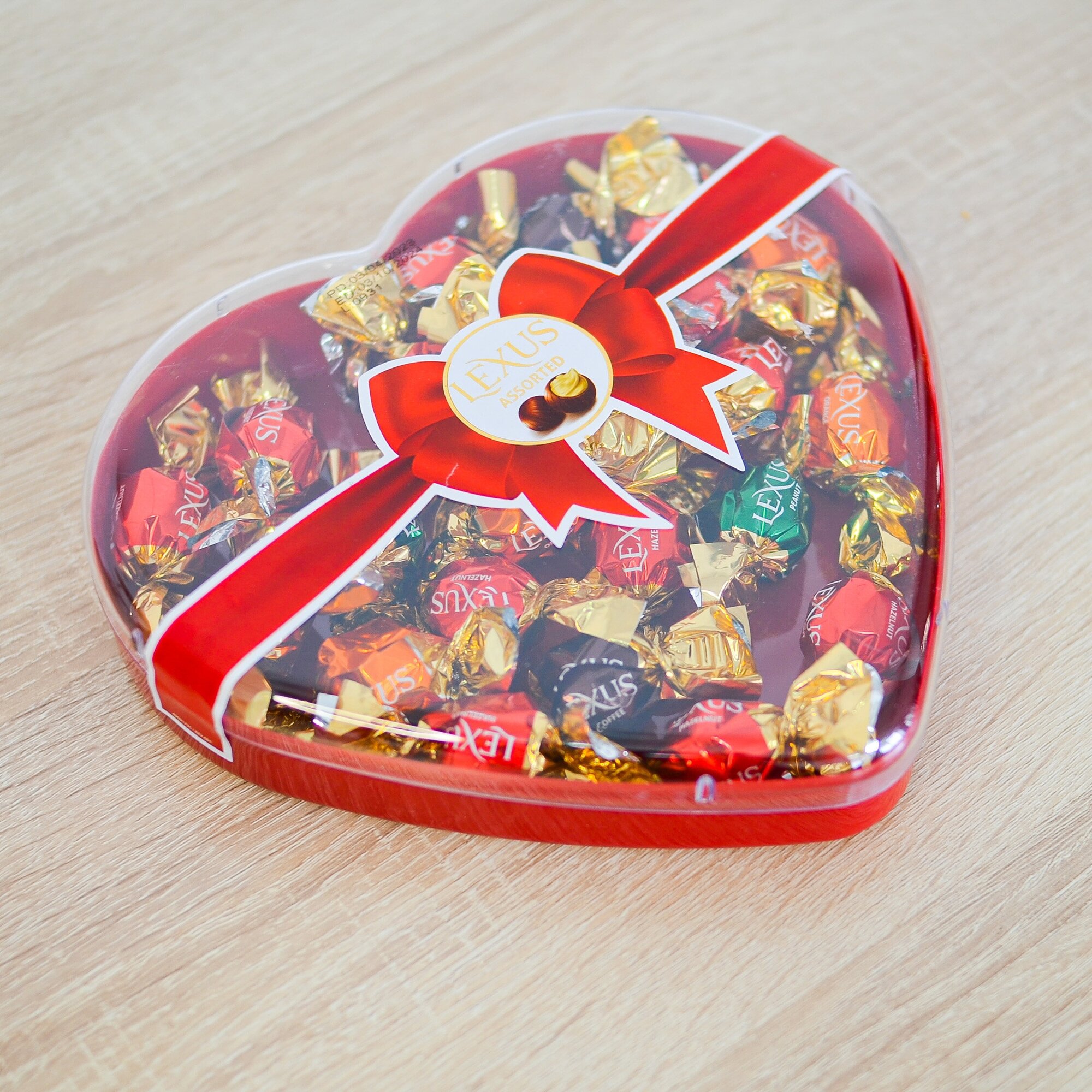Конфеты "LEXUS" из молочного шоколада с ореховым кремом сердце 240 г - фотография № 1