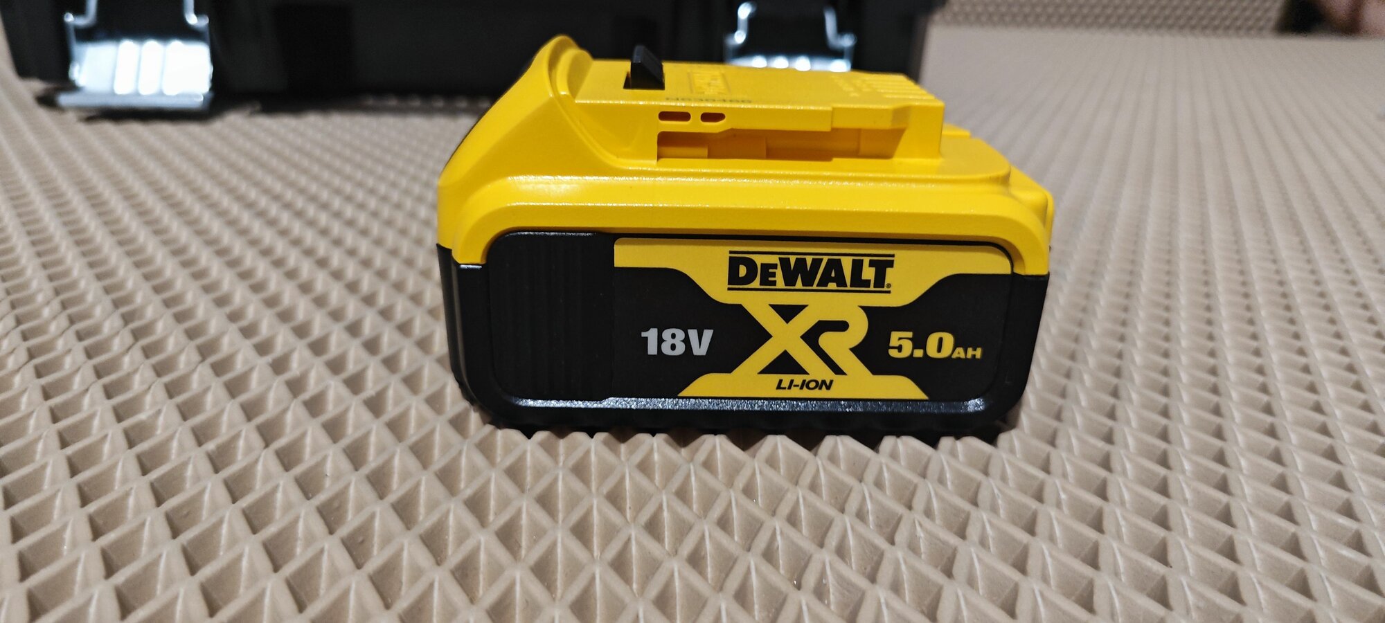 Аккумуляторная дрель-шуруповерт DeWalt DCD800E1T - фото №8