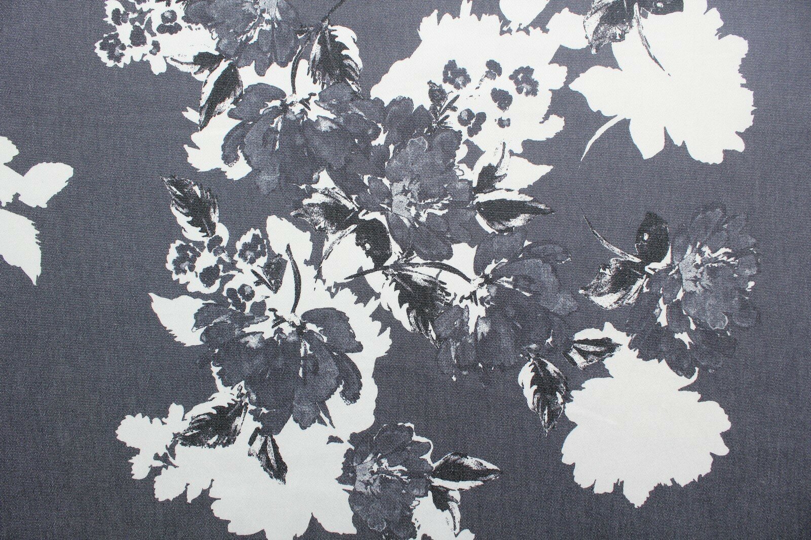 Ткань Джинс-стрейч Elisabetta Franchi графитово-серо-черный с крупным цветочным принтом, ш132см, 0,5 м
