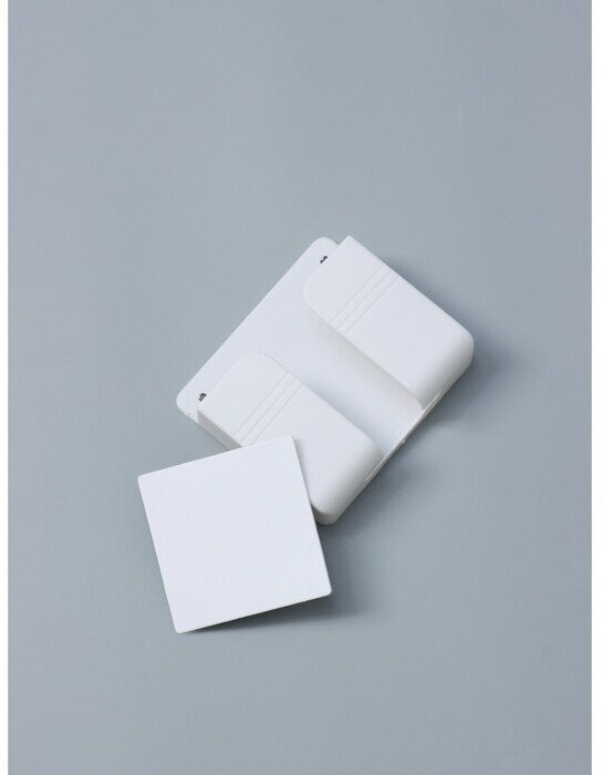 Настенный держатель для телефона, на липучке, 10×8,6×2,8 см, цвет белый
