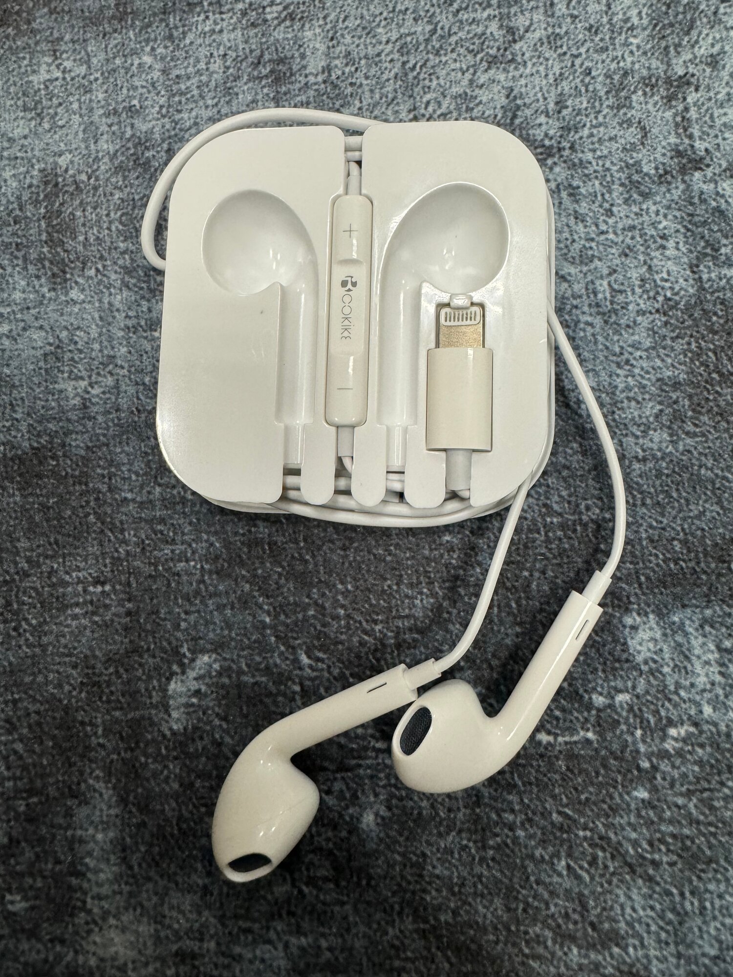 Проводные наушники капельки с микрофоном и переключателем песен Cokike G13 (116 Дцб / 130см / 32 Ом) белый разъем Lightning для старых Айфонов MyPads