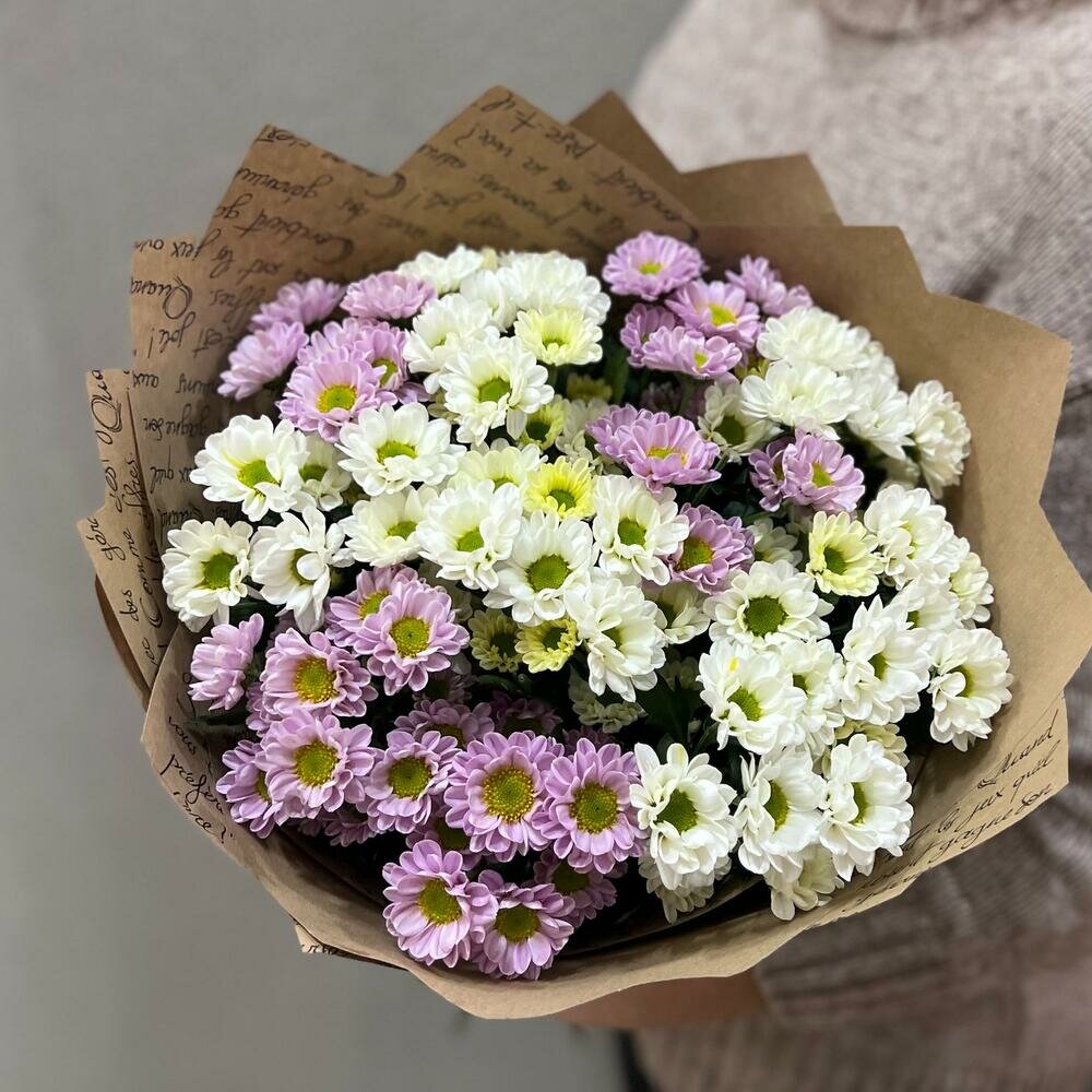 Букет из кустовых белых и фиолетовых хризантем в крафте, 11 штук, Plaza Flowers