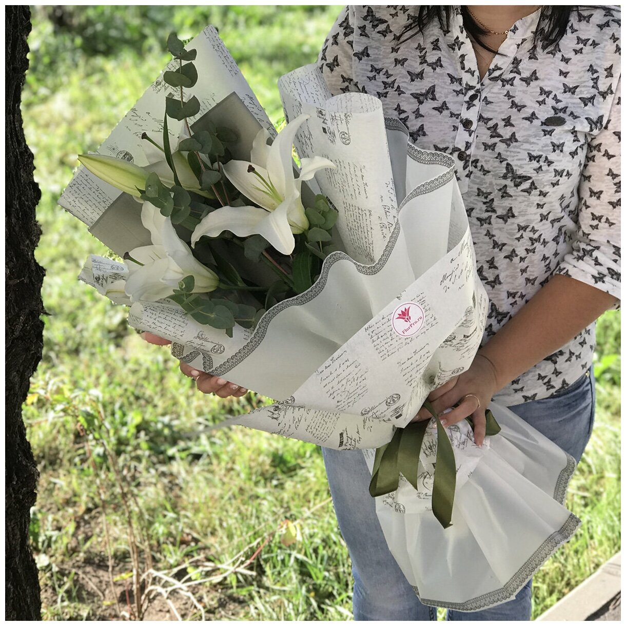 Цветы живые букет из белой лилии с эвкалиптом в дизайнерской упаковке