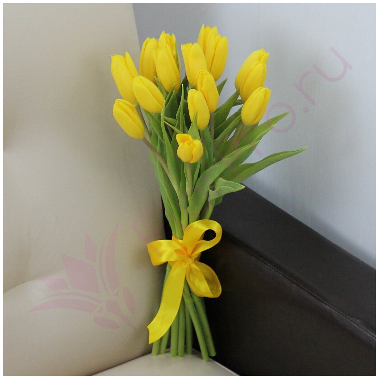 Цветы живые букет из 15 желтых тюльпанов с атласной лентой