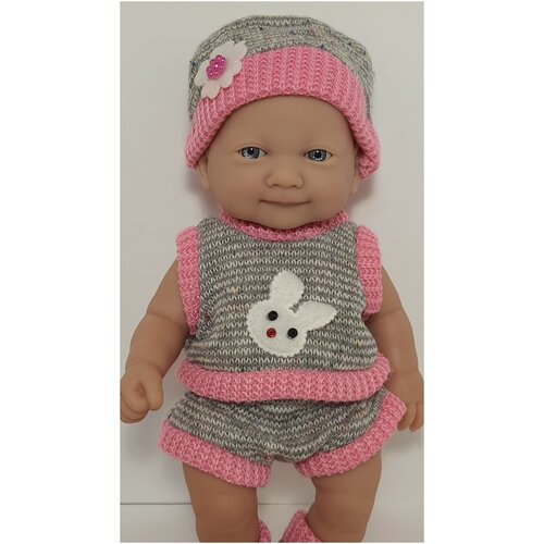 фото Реалистичный пупс - кукла pure baby 25 см. в вязанной серой кофточке, шортиках, шапочке и носочках
