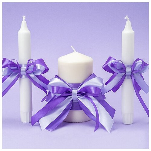 фото Набор свадебных свечей для домашнего очага в темных сиреневых тонах с двойными бантами из атласа лилового и фиолетового оттенков свадебная мечта