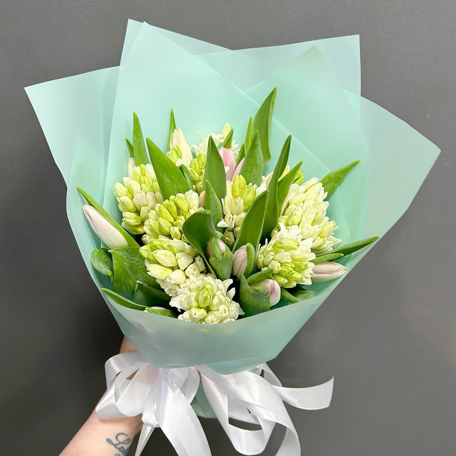 Микс из белых гиацинтов и тюльпанов