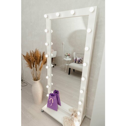 Гримерное зеркало в рост на колесах