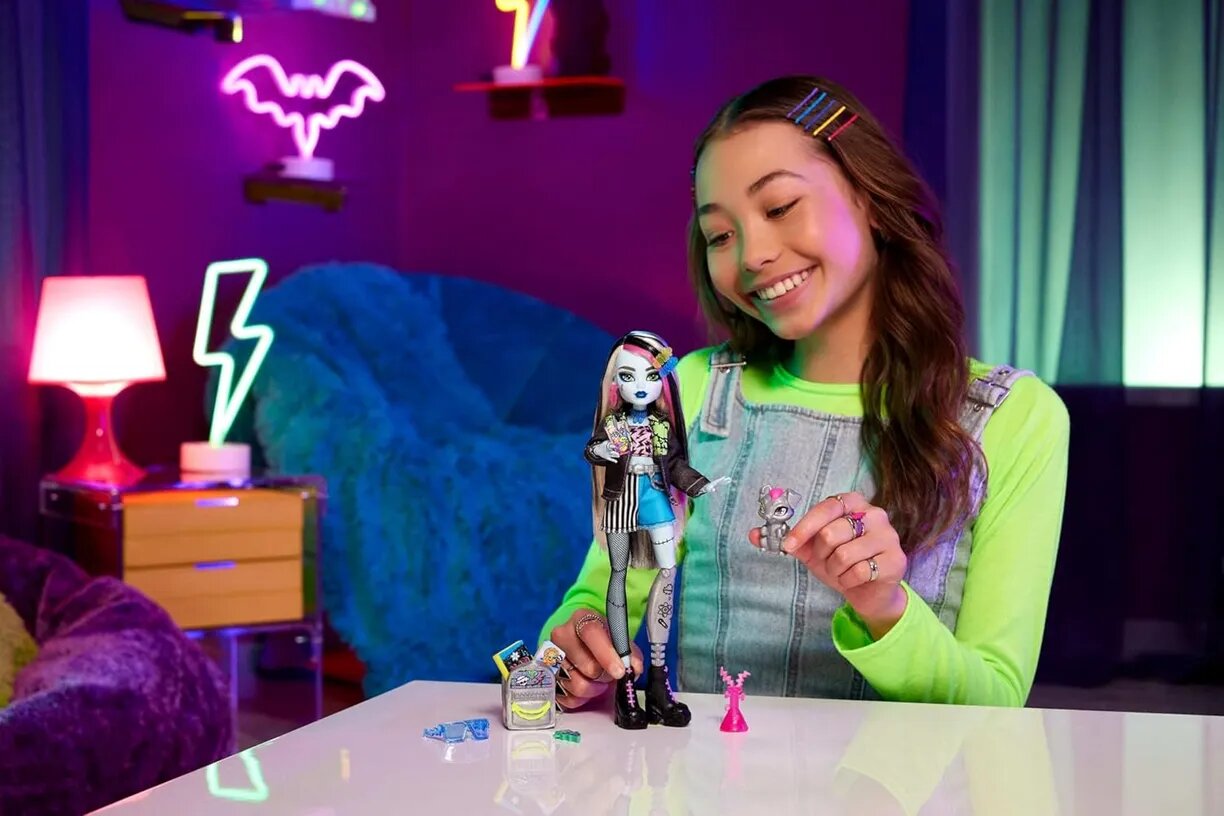 Кукла Monster High "Фрэнки", интерактивная, с аксессуарами, в джинсовой куртке — фото 1