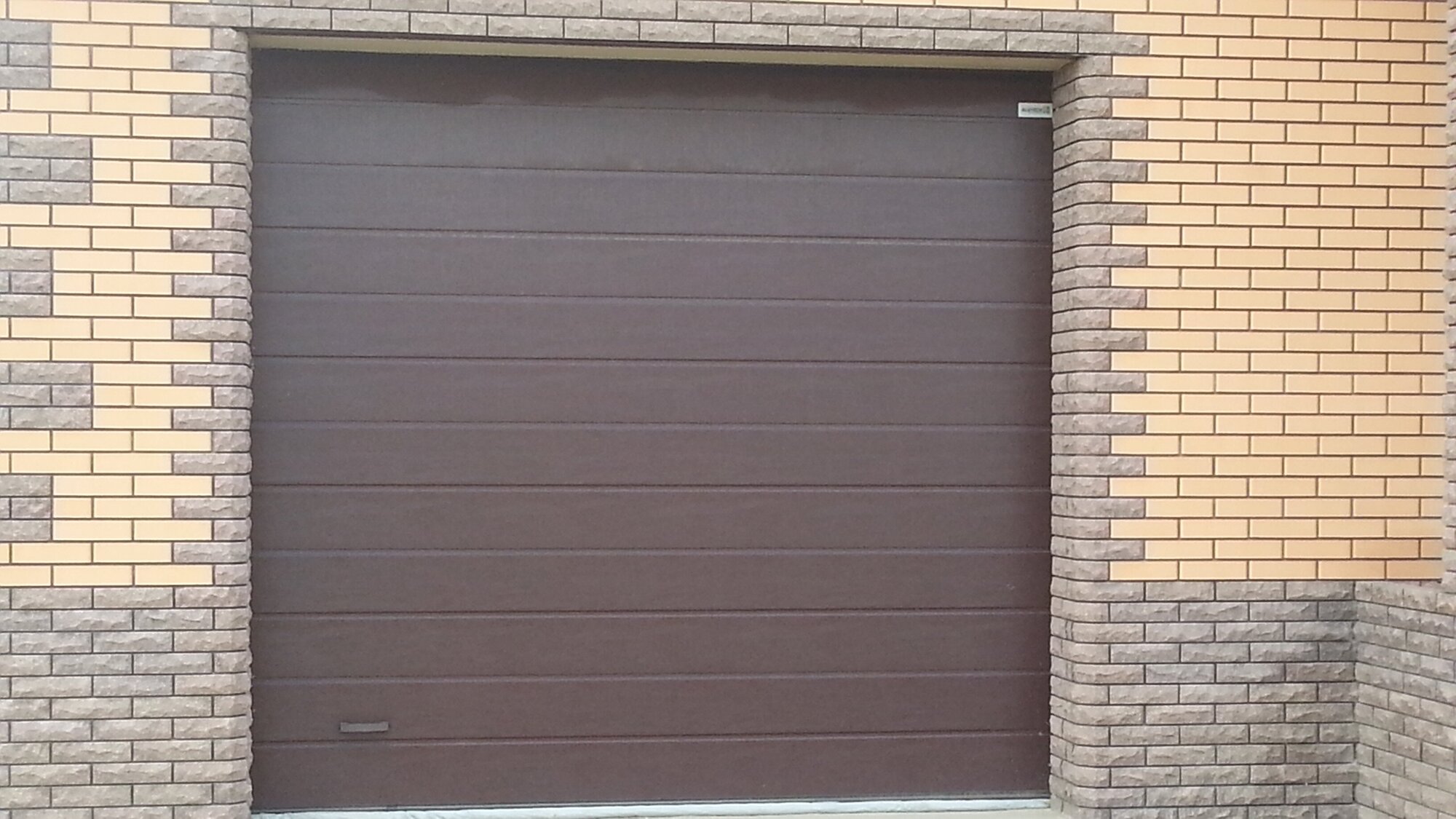Стандартные гаражные ворота ALUTECH Trend 2500x2125мм в цвете RAL 8017 - фотография № 2