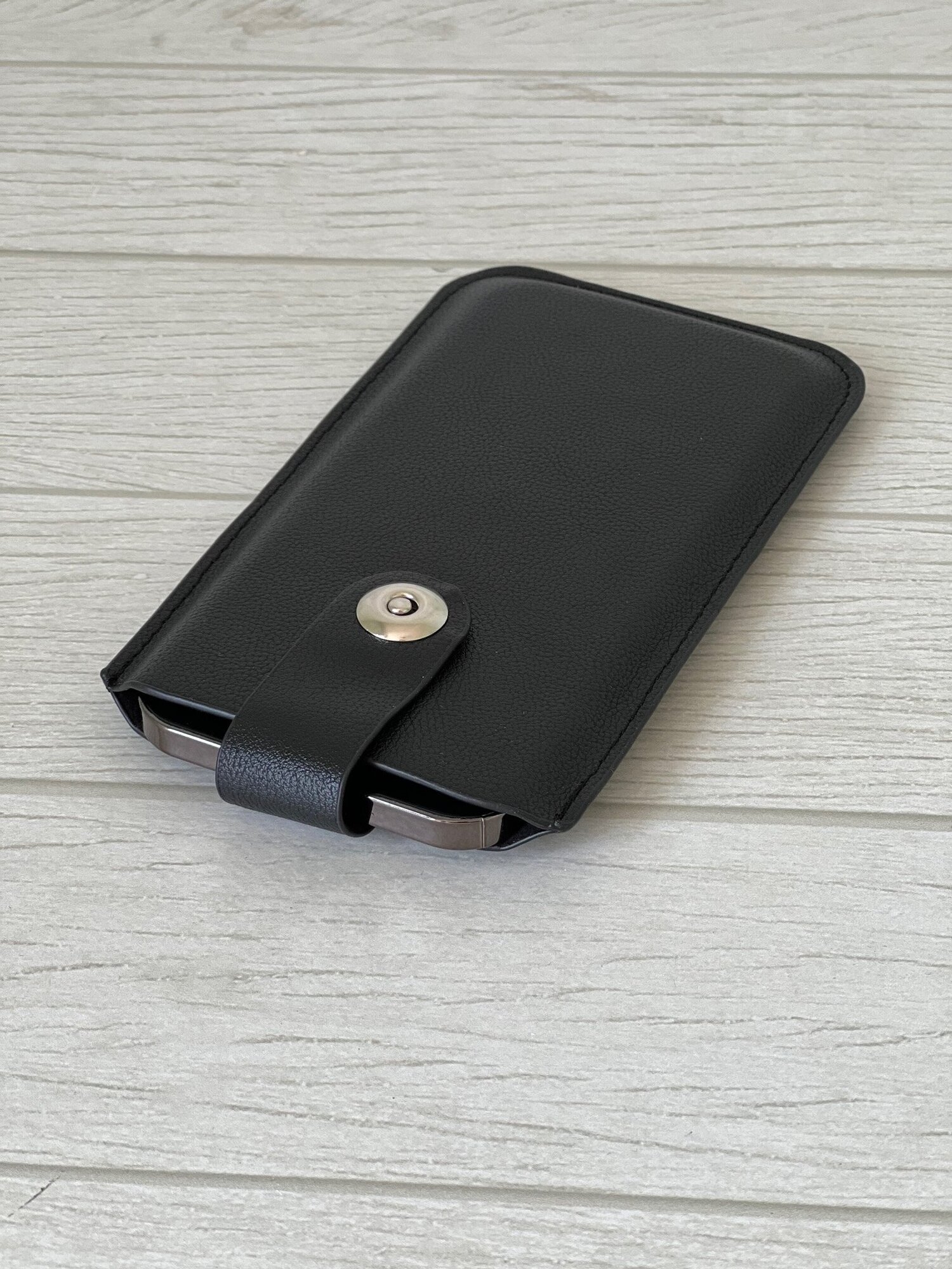 Чехол карман на телефон универсальный с магнитной застежкой и язычком 165*100 (5.5") черный - фотография № 7