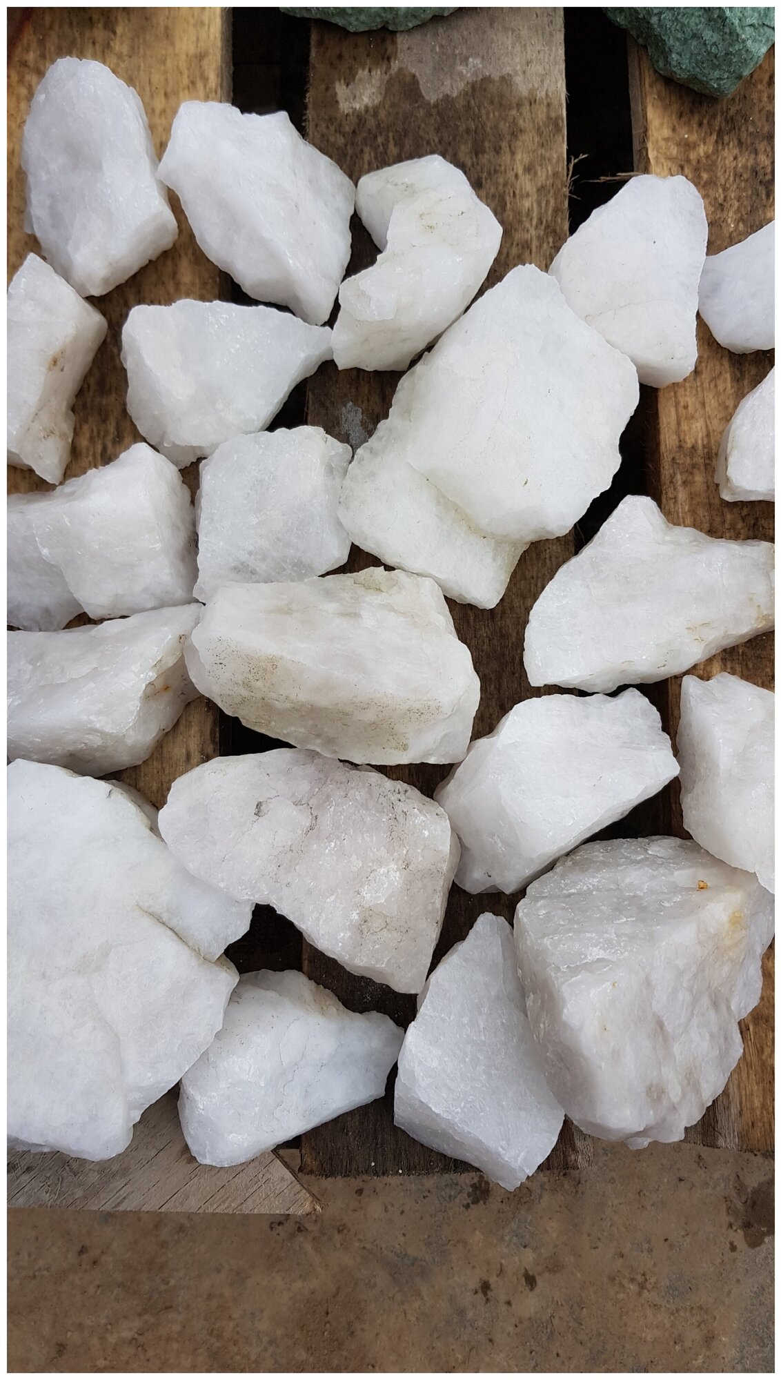 Белый кварц колотый камни для бани сауны средний размер для печей в коробке 10 кг - фотография № 4