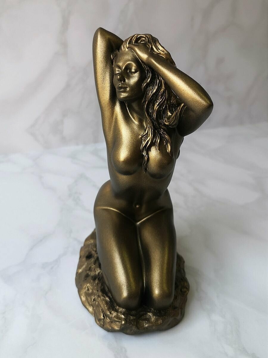 Статуэтка Девушка на камне, 16см. Мраморная крошка, цвет бронза.