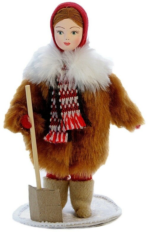 Кукла коллекционная девочка в зимней одежде с лопаткой