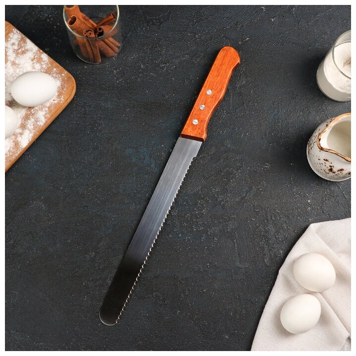 Нож для бисквита крупные зубцы рабочая поверхность 25 см деревянная ручка толщина лезвия 1 мм