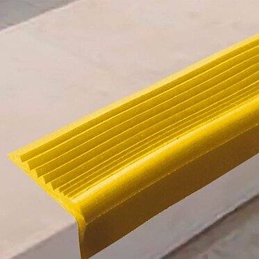 Угловая самоклеящаяся противоскользящая накладка на ступени желтая ширина 47мм длина рулона 10 метров