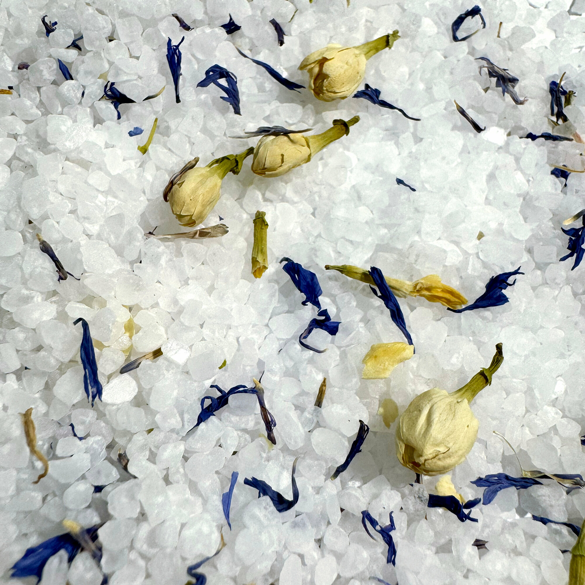 Морская турецкая соль крупного помола для ванны Bombeya с лепестками василька и цветами жасмина SPA 600 гр