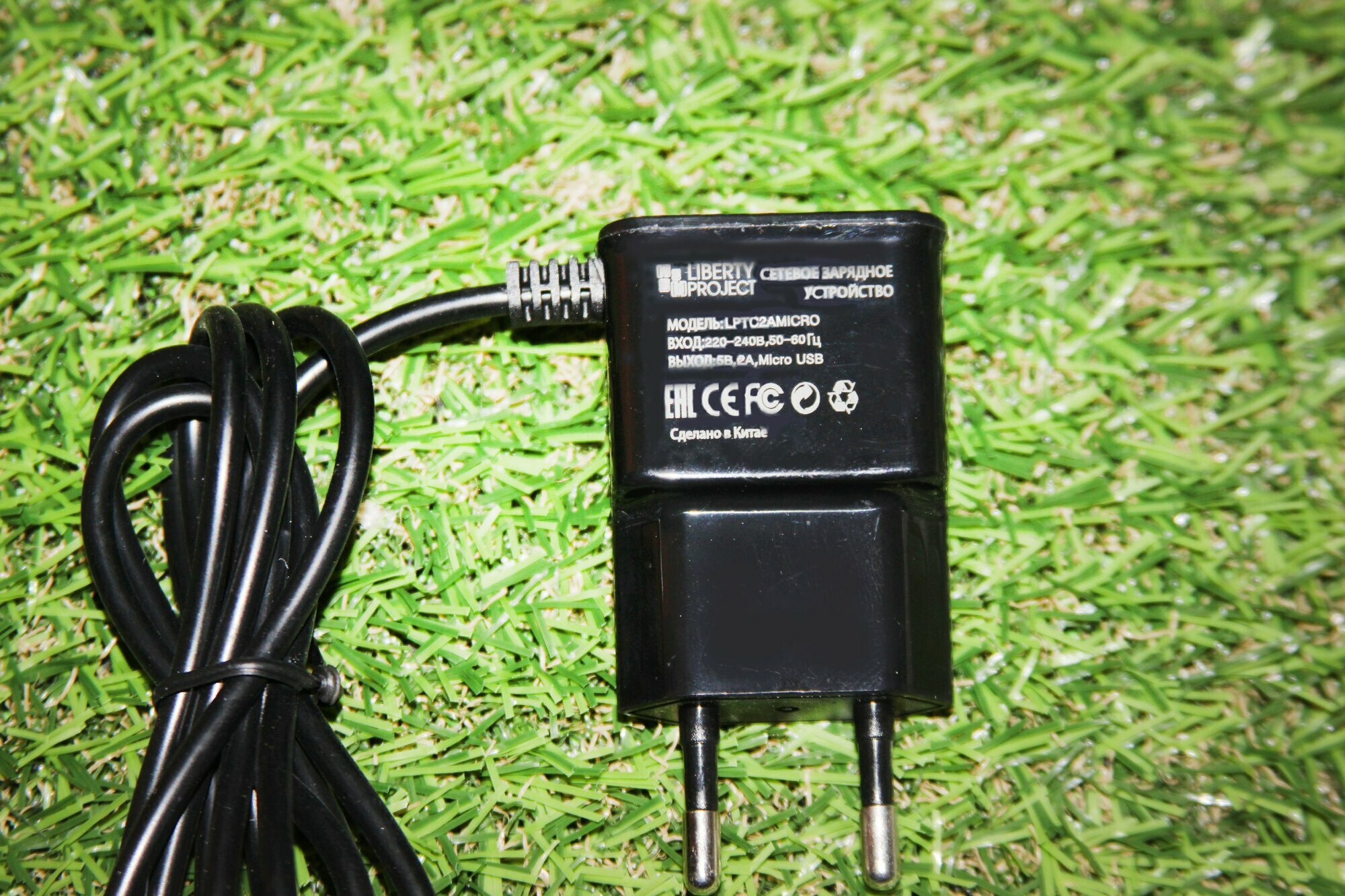 Сетевое зарядное устройство Liberty Project со шнуром micro USB