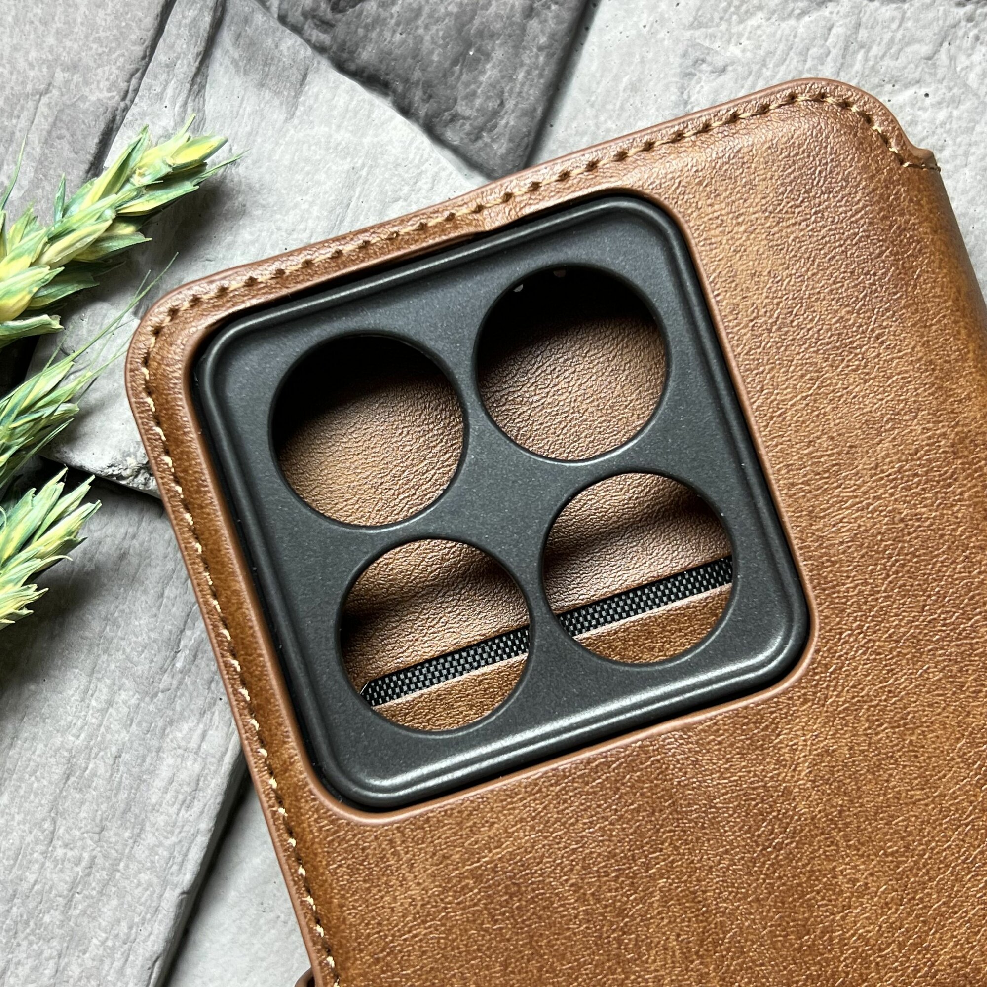 Чехол книжка для Xiaomi 14T Pro кожаный с магнитной застежкой / Сяоми 14Т Про с хлястиком, с функцией подставки, коричневый — фото 1