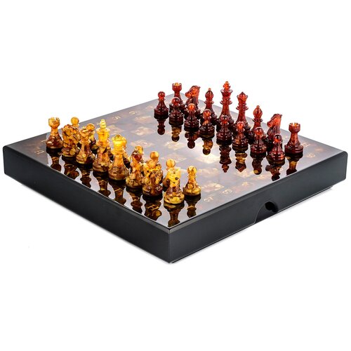 Шахматы с инкрустацией из янтаря и янтарными фигурами Камелот 32х32 см шахматы деревянные с инкрустацией и фигурами из янтаря готика 56х28 см
