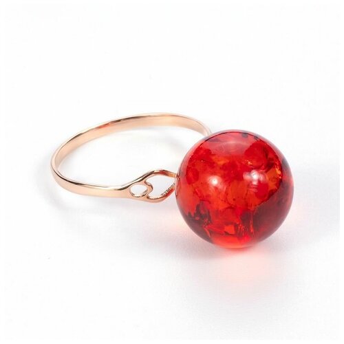 Очаровательное золотое кольцо с шаром из натурального красного янтаря