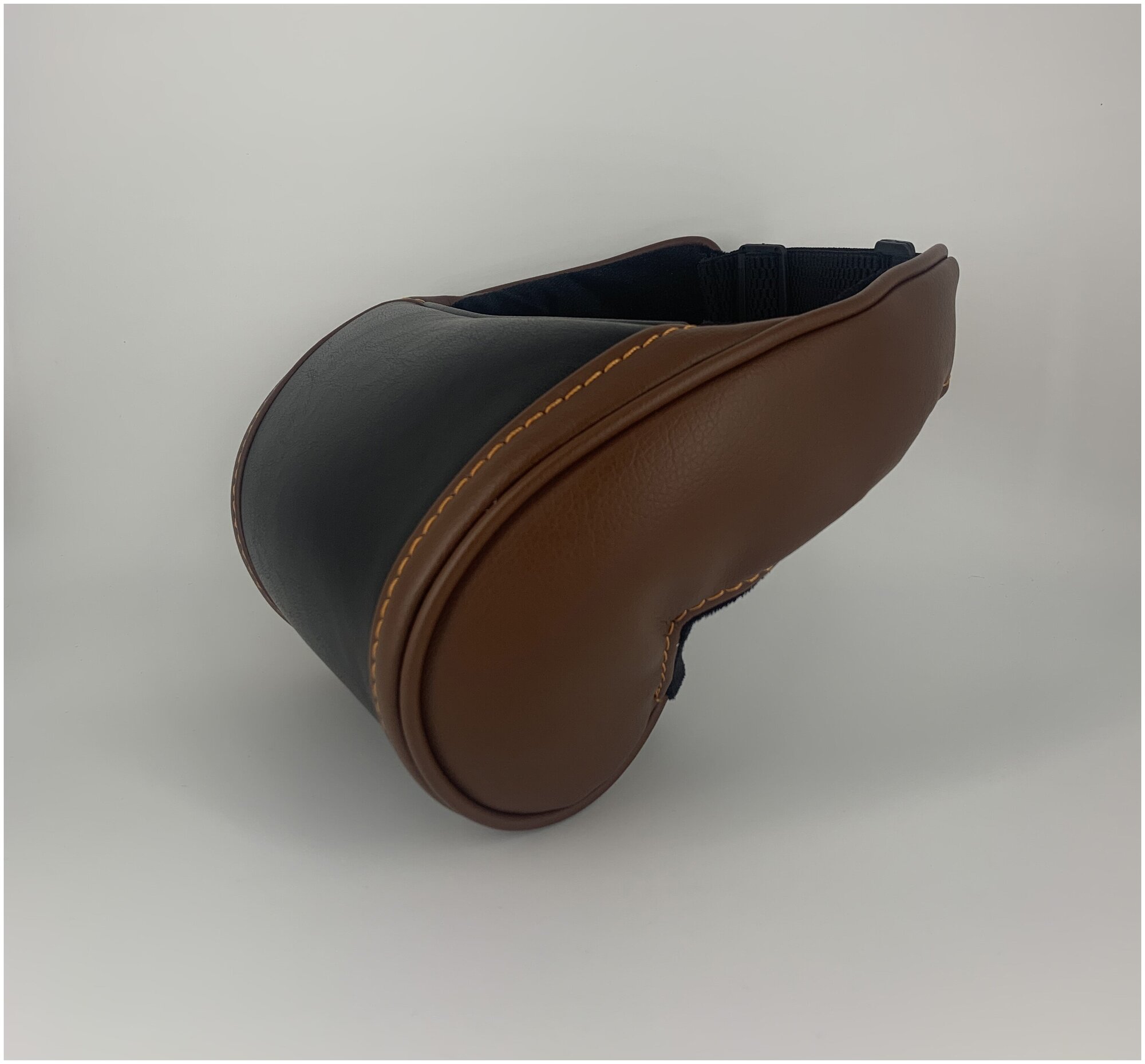 Черная автомобильная ортопедическая подушка для шеи на подголовник на сиденье с вставками коричневого цвета по бокам. Экокожа премиум класса.