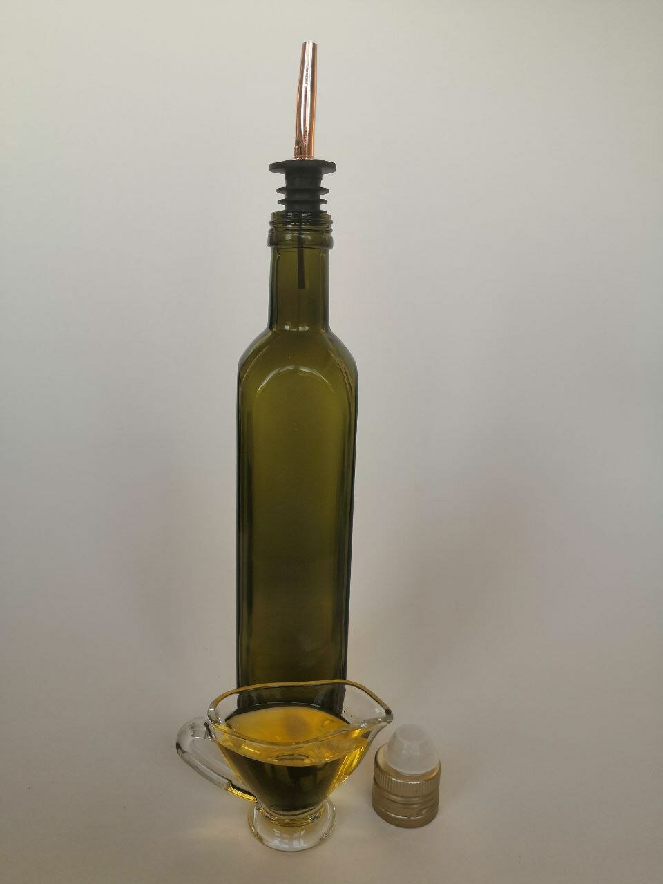Бутылка из зеленого стекла для жидких специй, масла,уксуса,соуса с пробкой и дозатором 500мл - фотография № 2