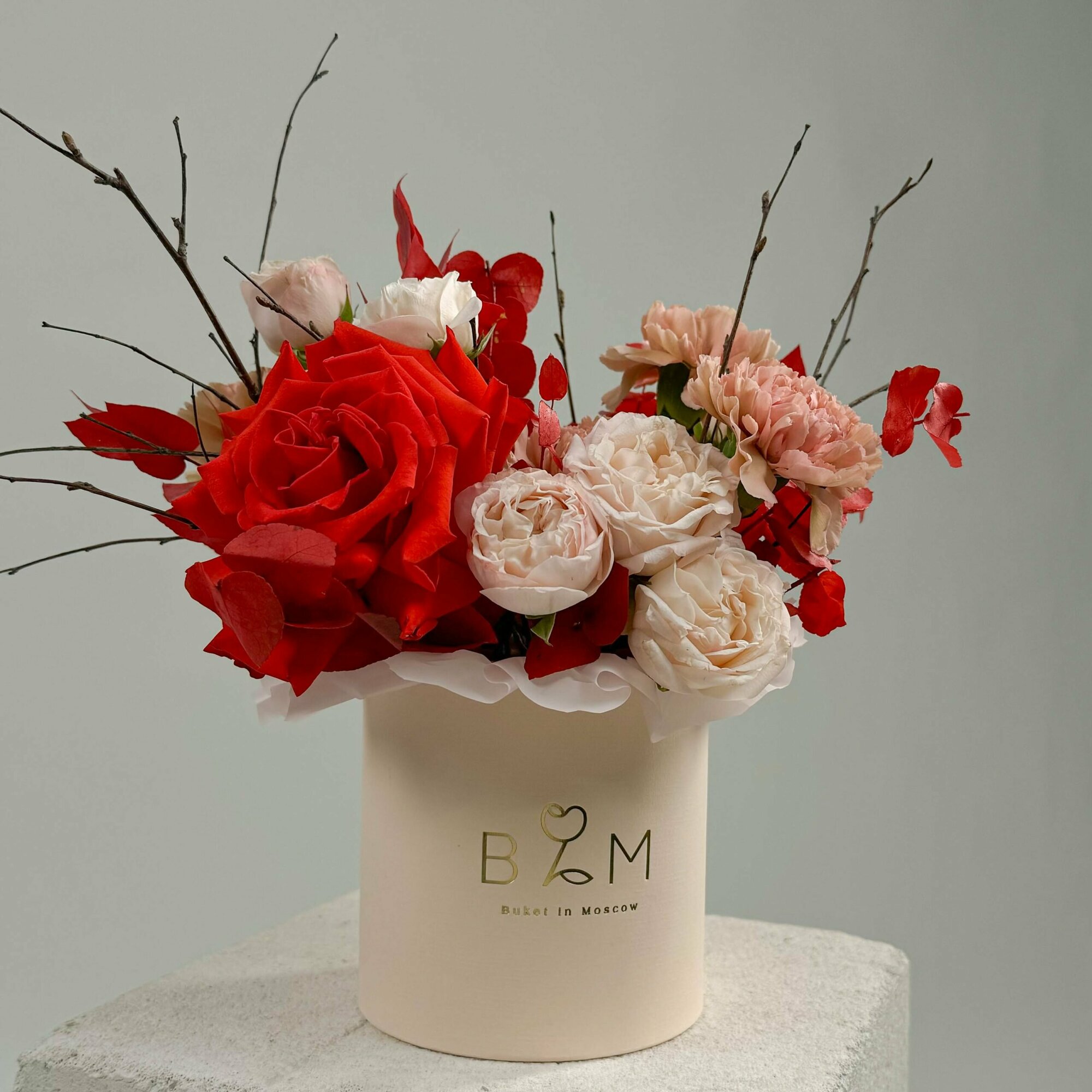 Композиция в шляпной коробке с франзуской розой и карамельными гвоздиками #468