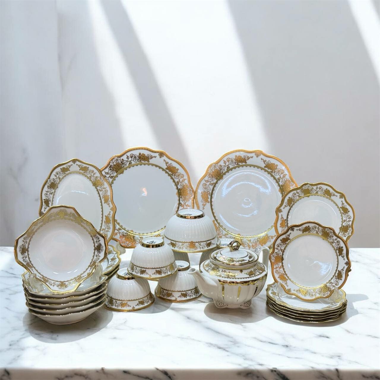 Фарфоровый набор столовой посуды, 62 предметов, на 12 персон