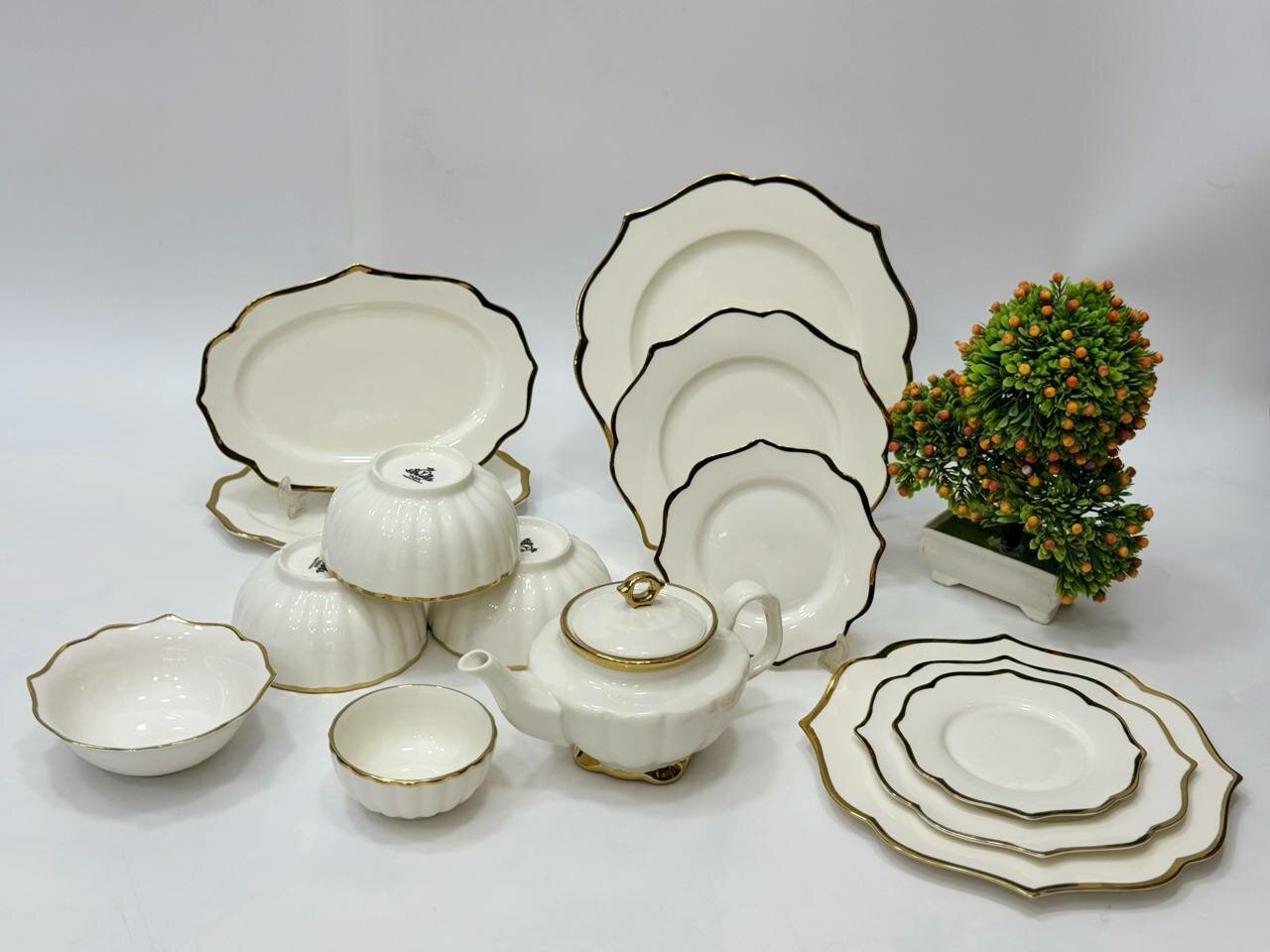 Фарфоровый набор столовой посуды, 62 предметов, на 12 персон