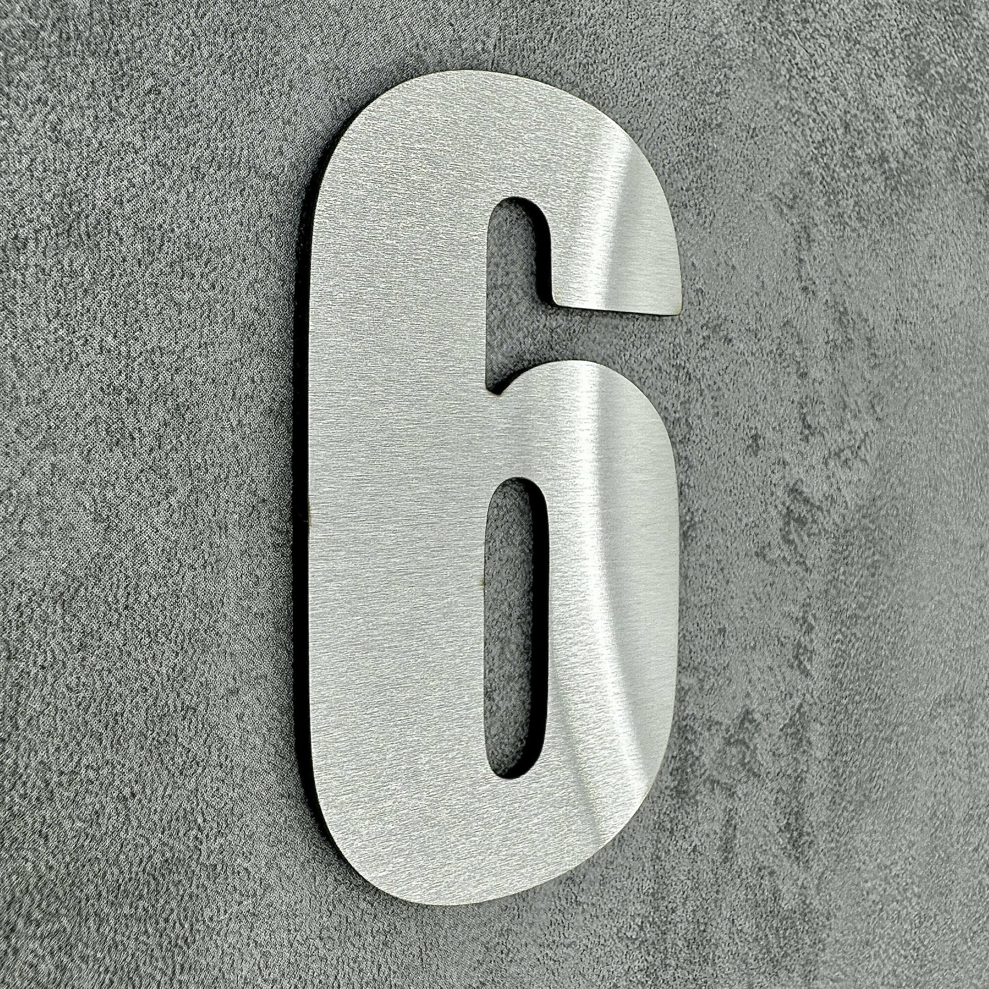 Цифры на дверь квартиры (6,9х4см) самоклеющиеся, металл, Цифра номер 6, царапанное серебро. - фотография № 1