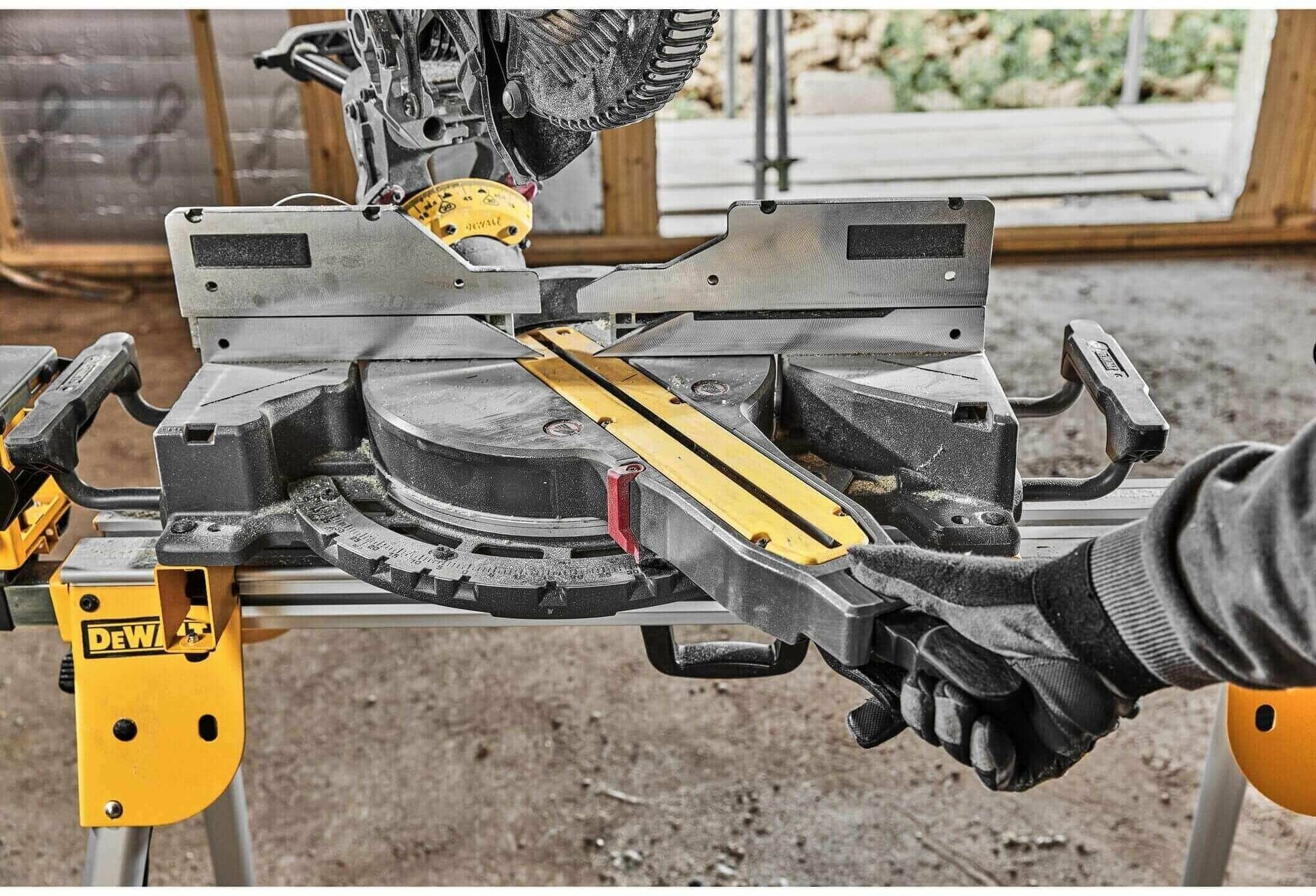 Аккумуляторная торцовочная пила DeWALT DCS781N - фотография № 5