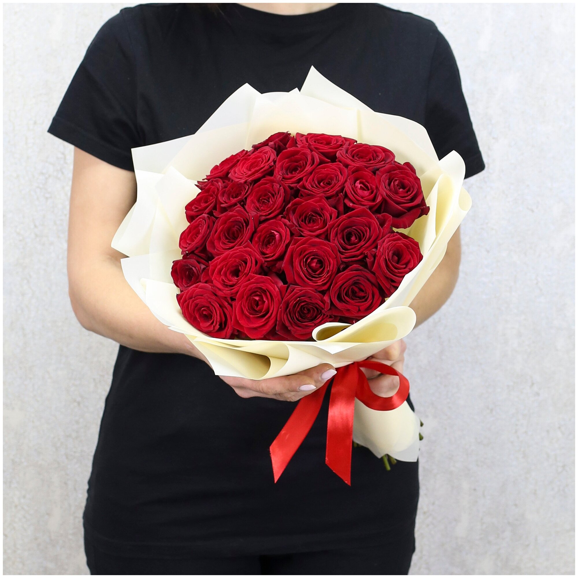Цветы живые букет из 25 красных роз "Ред Наоми" 40 см в дизайнерской упаковке