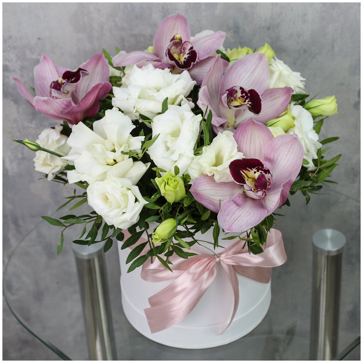 Цветы живые букет из белых эустом и розовых орхидей в шляпной коробке "Нежность души"