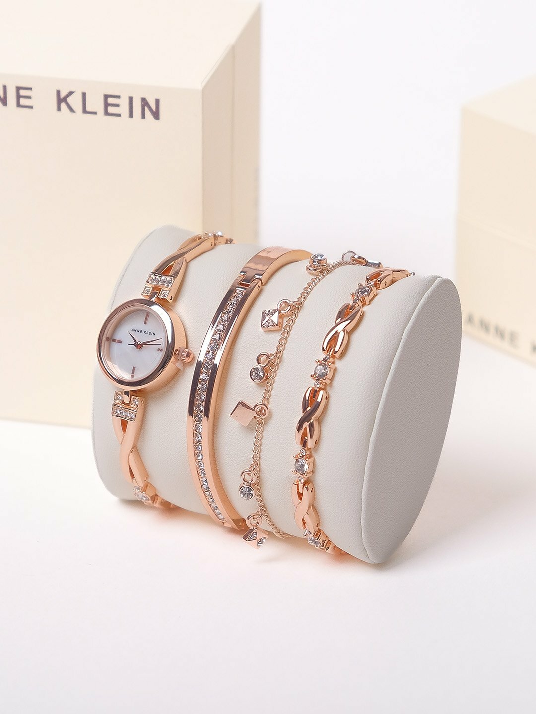 Наручные часы ANNE KLEIN, золотой