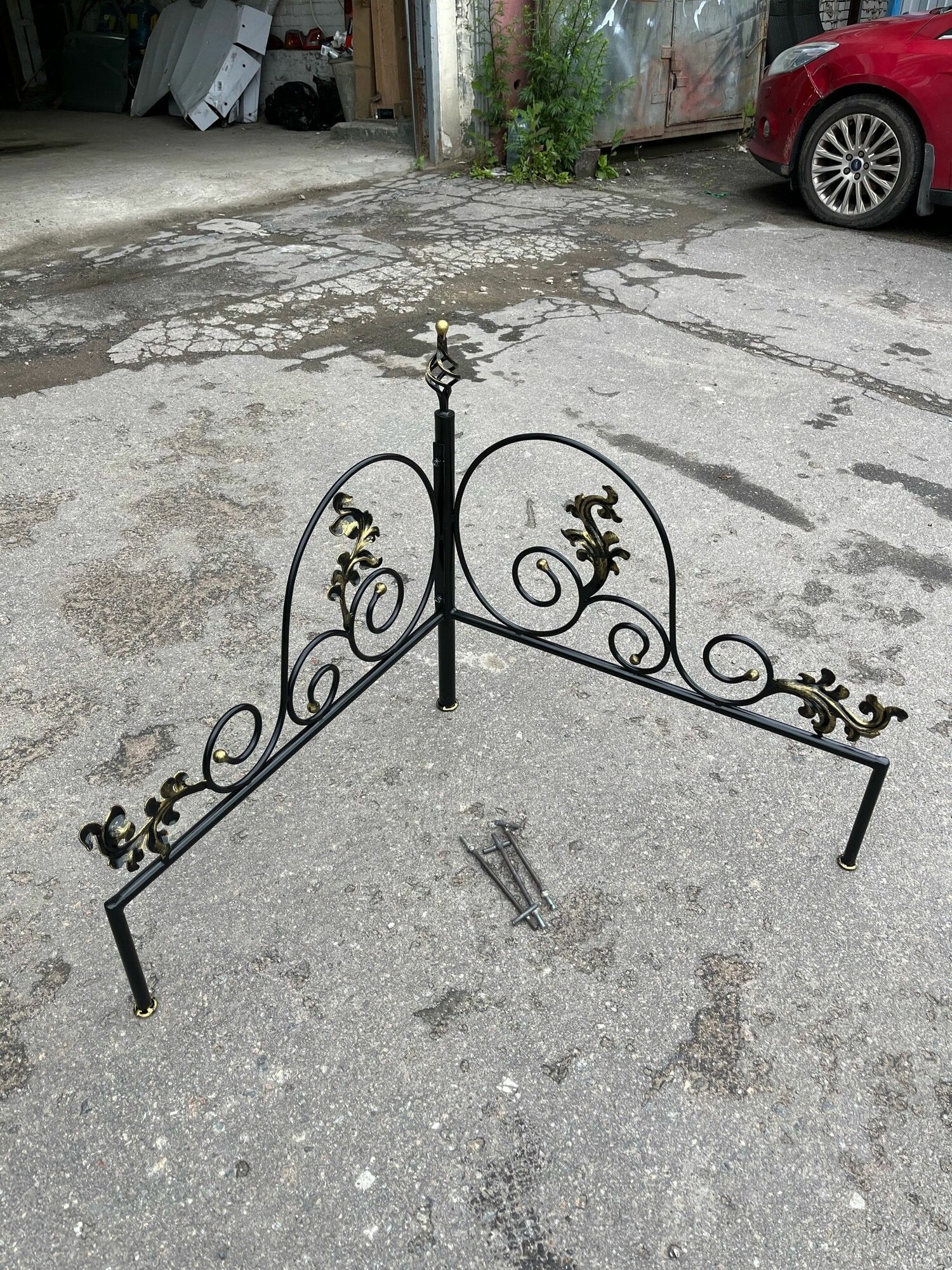 Забор садовый кованый, Студия кованой мебели Нива, цвет черный матовый/золотой — фото 1