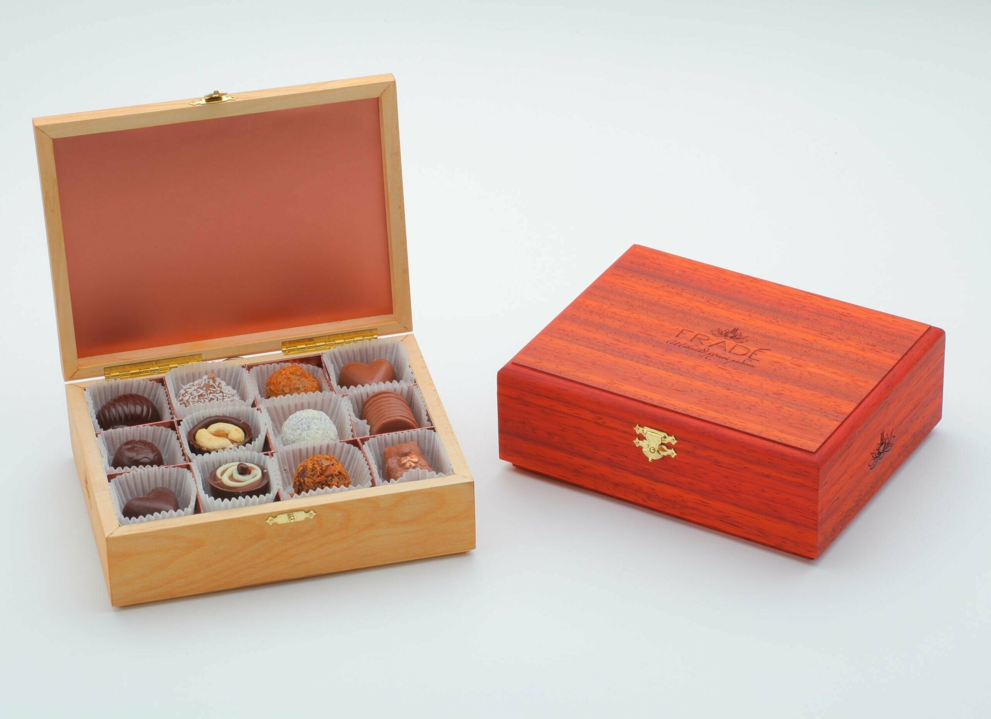 Коробка шоколадных конфет ручной работы Фраде - шкатулка деревянная тёмная (венге) (на 12конфет) - фотография № 2