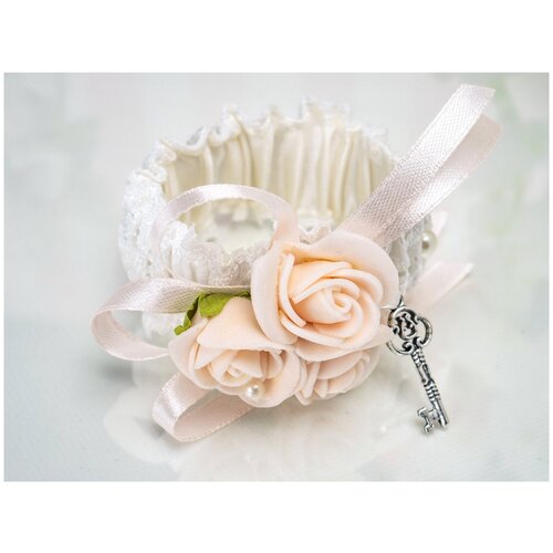 фото Нежное украшение на руку - браслет невесты "шебби шик" на резинке из ленты молочного цвета, с латексными розами персикового оттенка и подвесным ключиком свадебная мечта