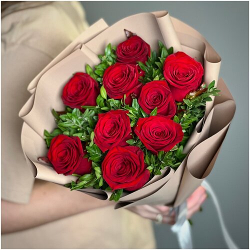 Букет цветов из 9 красных роз с зеленью Карлсон