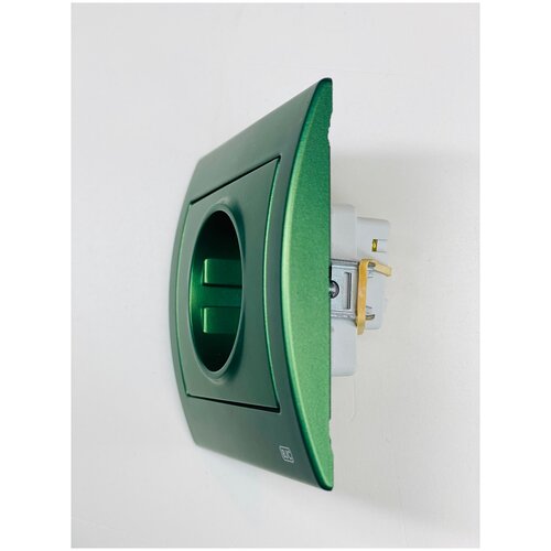Розетка BJC IRIS с заземлением 180011852318723VM,16А, зеленый