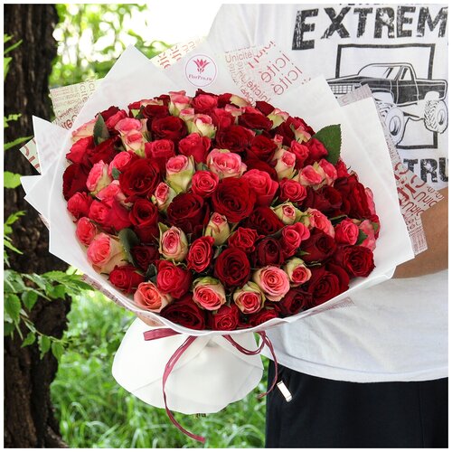 Цветы живые букет из 101 красно-розовой розы в дизайнерской упаковке с атласной лентой "микс № 1"