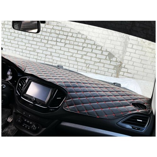 Накидка на панель LADA Vesta (2015-2021) декоративный черный ромб красная нить