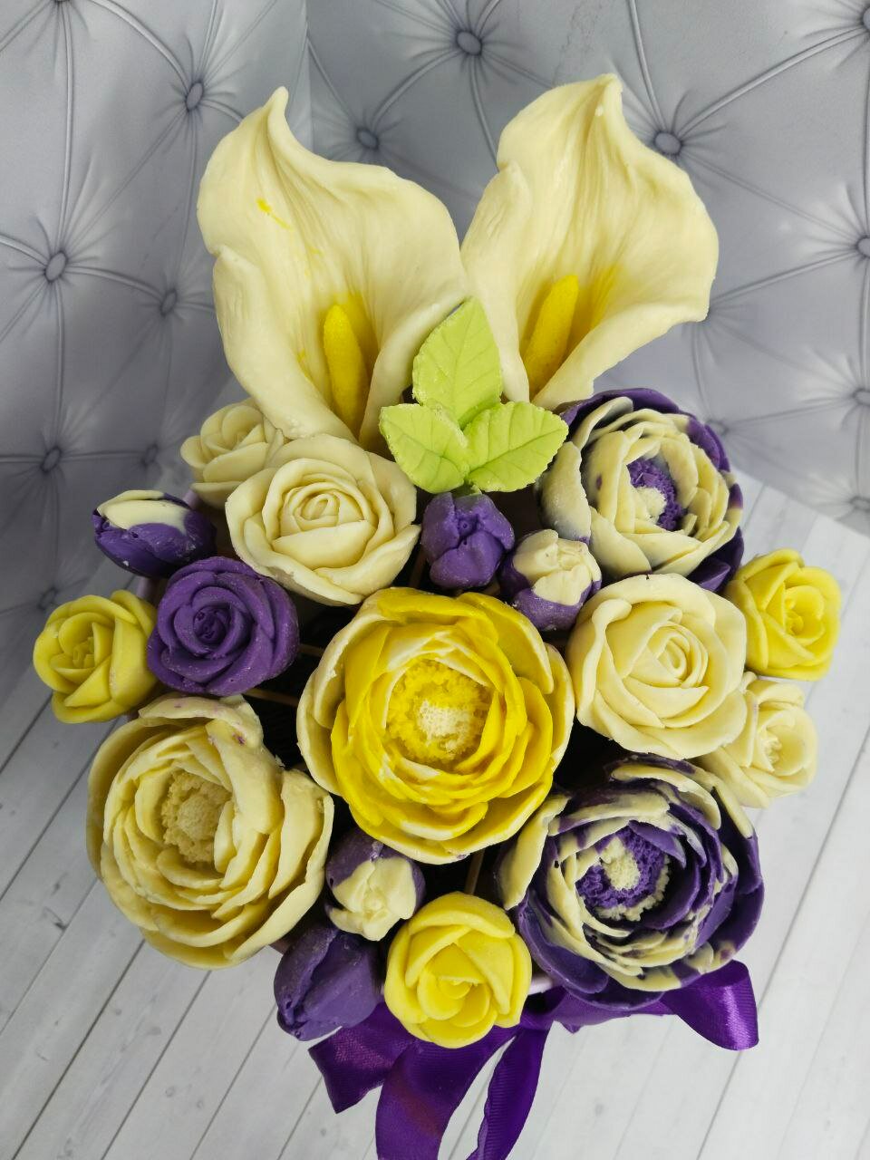 Авторский букет из шоколадных цветов "Афродита". Каллы, ранункулюсы, розы, пионы, чайная роза , тюльпаны и листья съедобные