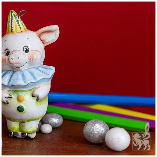 Статуэтка-фигурка, миниатюра интерьерная, фигурка керамическая Поросёнок мальчик в жёлтом костюмчике