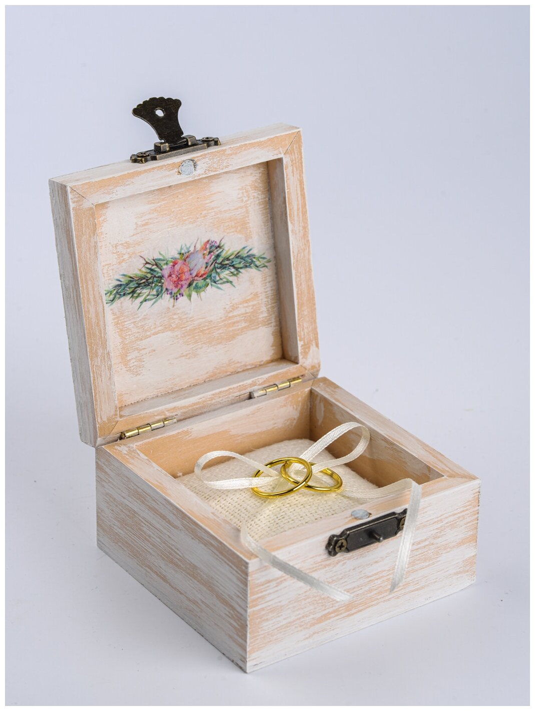 Свадебная шкатулка с замочком для обручальных колец "Эвкалипт" из дерева с растительным принтом и мягкой подушечкой