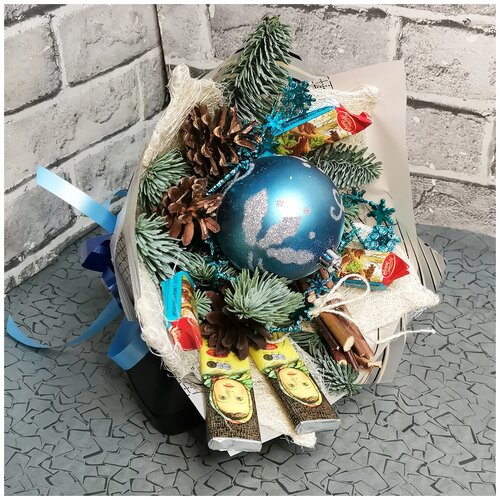 Букет композиция на Новый Год с живым лапником ели и сладостями - Валенсе
