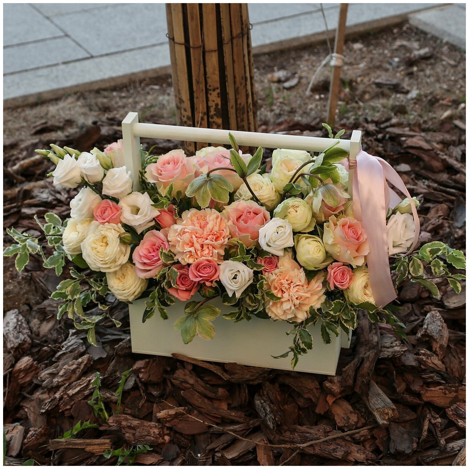 Цветы живые букет из кустовых роз, кремовых гвоздик и эустом в деревянном ящике "Мисс Очарование"