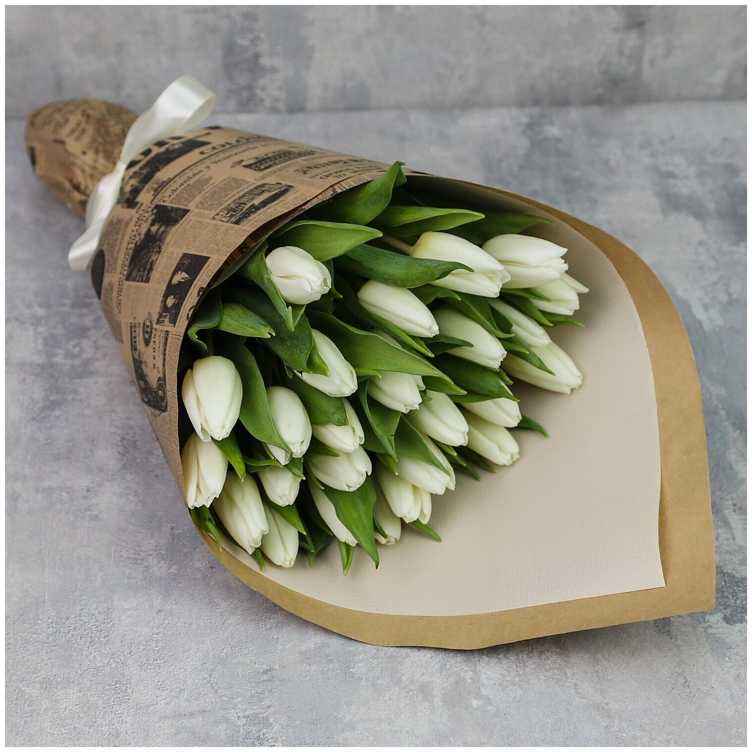 Цветы живые букет из 25 белых тюльпанов в крафт-бумаге с атласной лентой —купить в интернет-магазине по низкой цене на Яндекс Маркете
